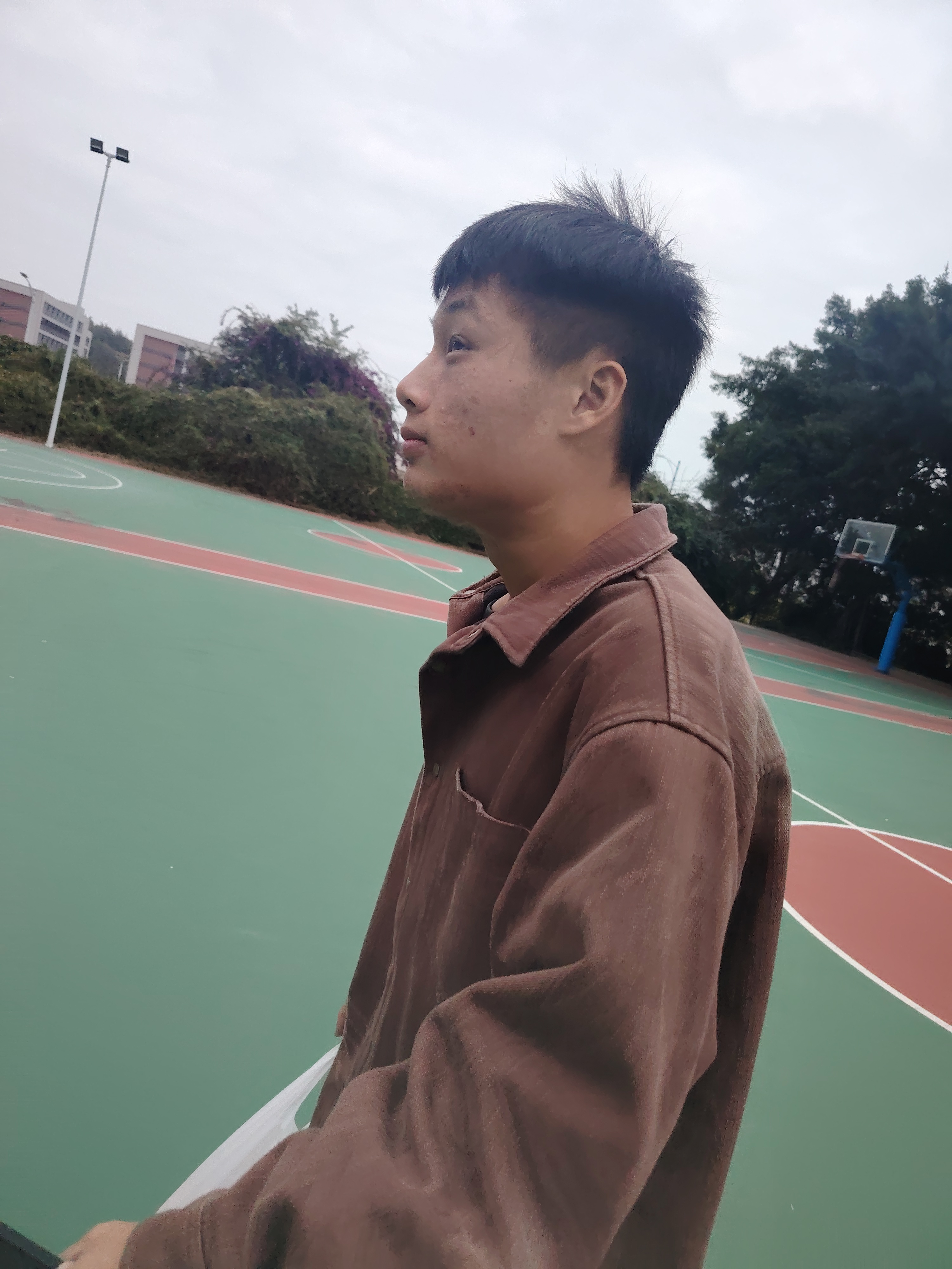 满脸疑惑的小帅哥